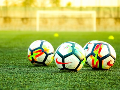 现代体育场馆内部全景，观众席与绿色草坪