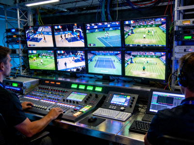 专业体育直播控制室，多块屏幕显示不同比赛画面